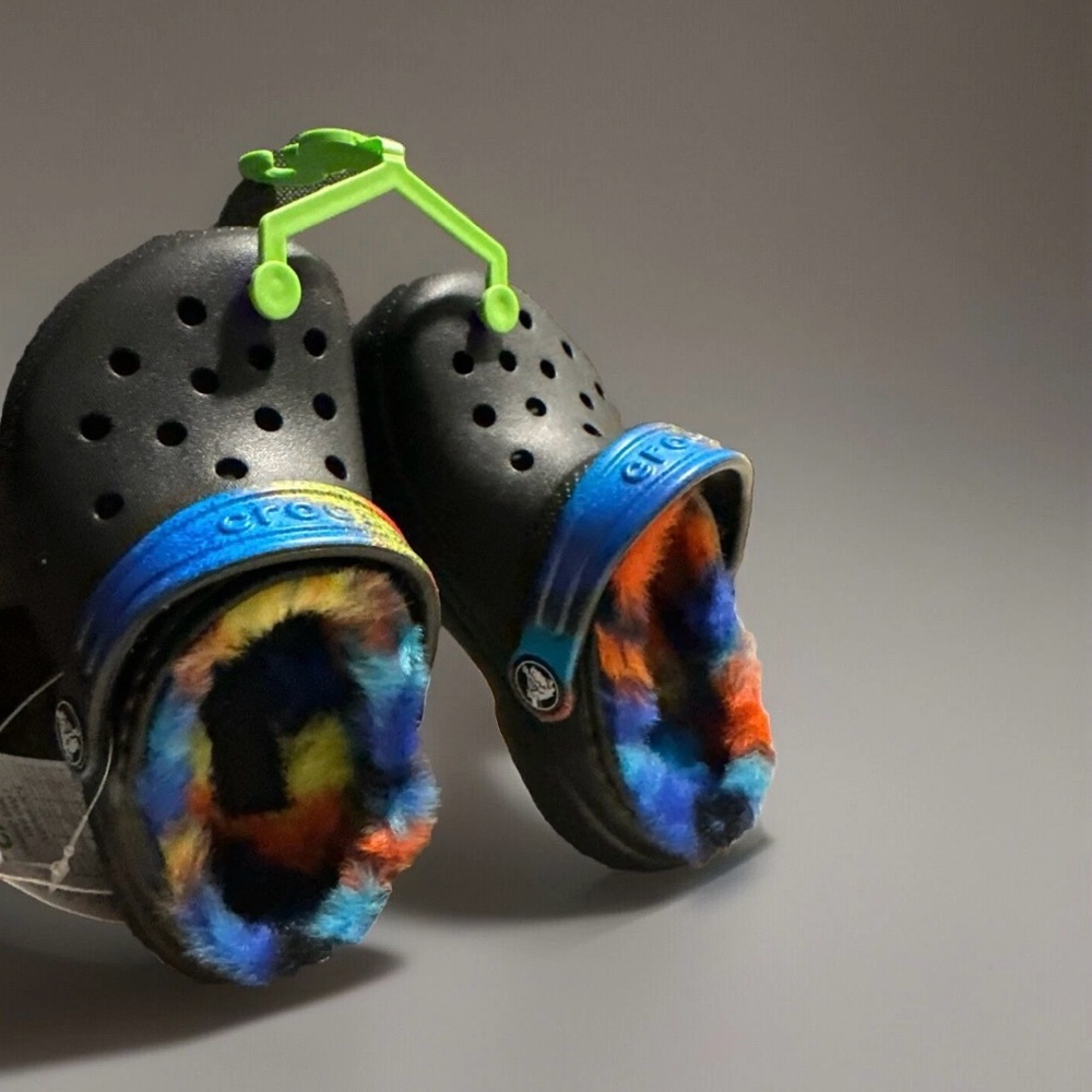 NEW✨CROCS Kids' Classic Black Slippers with Colorful Fuzzy Lining C6